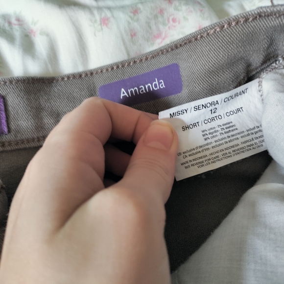 Gloria Vanderbilt Amanda Short Cut Jeans - Picture 8 of 8